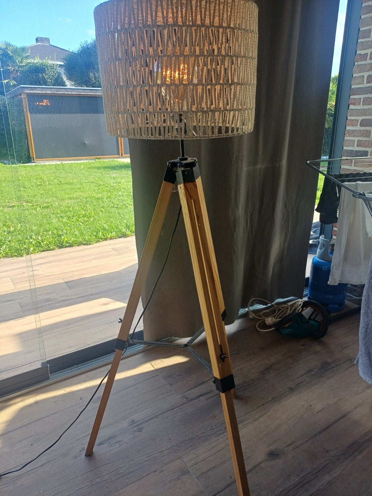 Staande lamp met houten driepoot en rotan kap, Huis en Inrichting, Bohemian, Scandinavisch, Zo goed als nieuw, Hout, 150 tot 200 cm