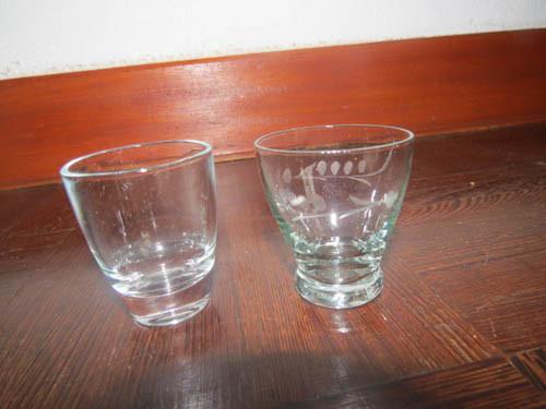 2 verschillende borrelglaasjes antiek en geslepen glas, Antiek en Kunst, Ophalen of Verzenden
