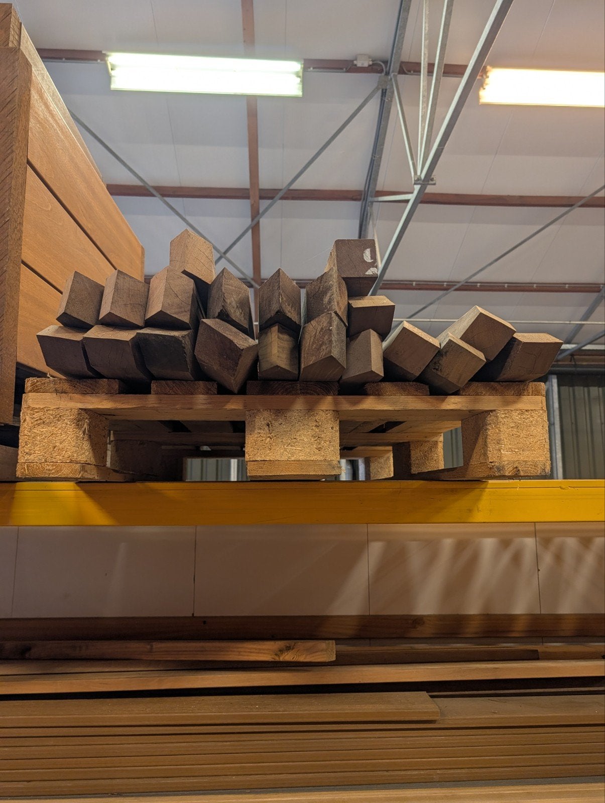 20 Nieuwe Hardhouten Palen 6x6 cm, ca. 150cm lang, gepunt, Nieuw, Ophalen of Verzenden, 50 mm of meer, Balk