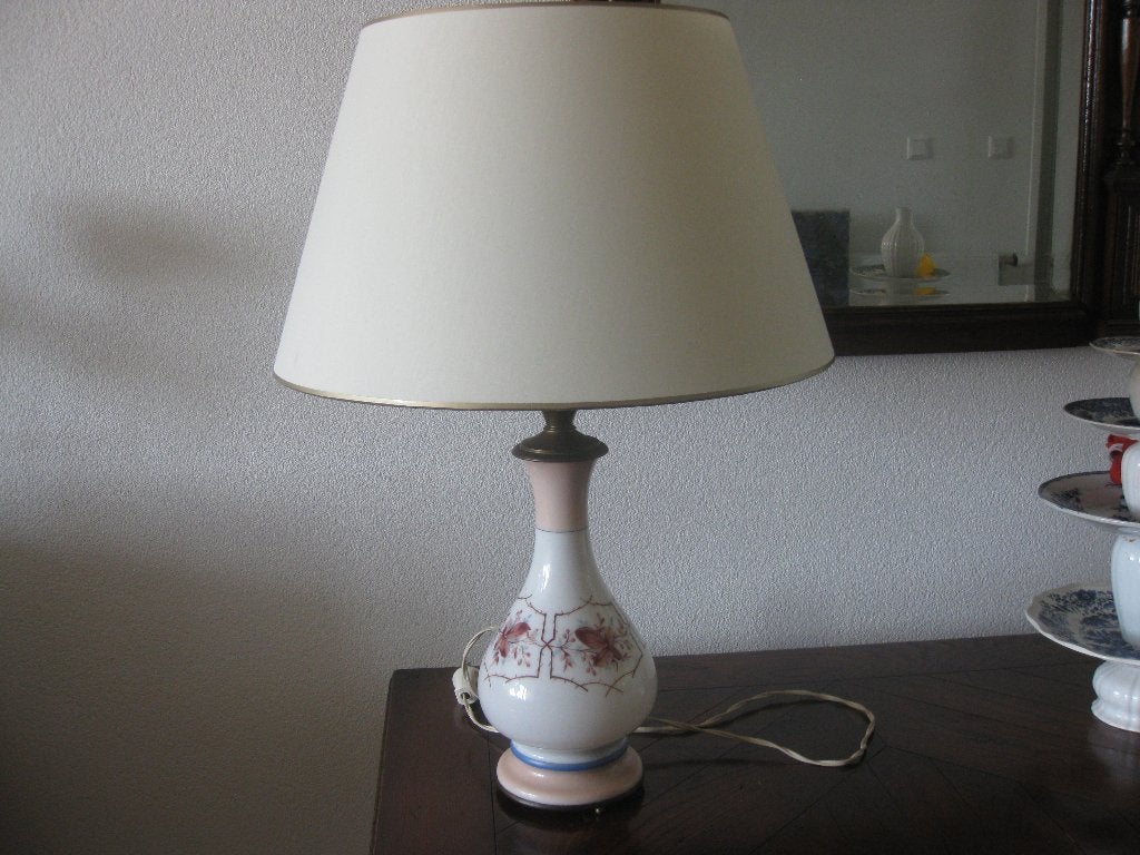 Geëlektrificeerde , opaline glazen petroleumlamp., Antiek en Kunst, Ophalen