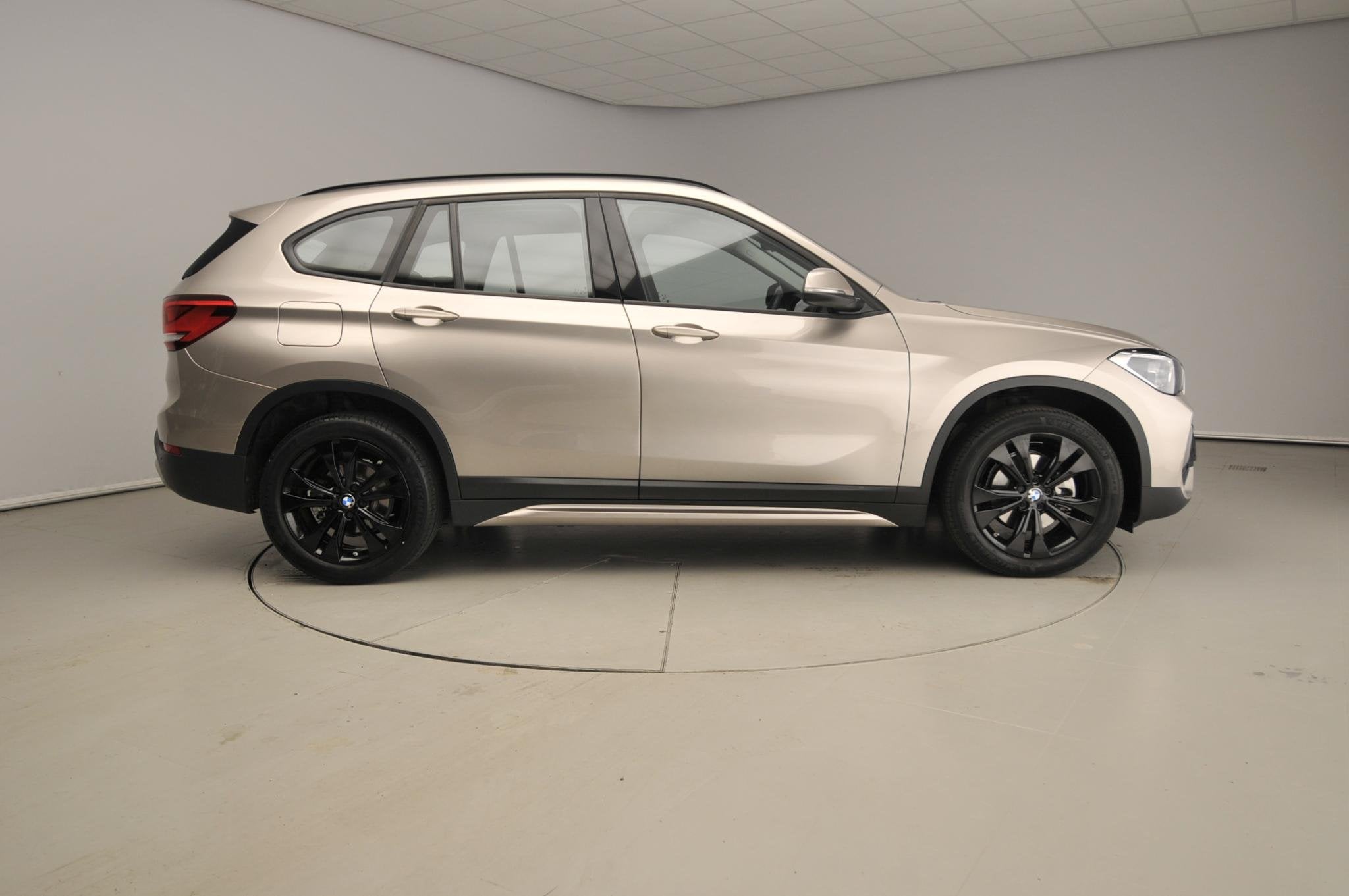 BMW X1 sDrive18i | Handbak ! | LED | Leder | HUD | Sportstoe, 12 maanden, Gebruikt, Euro 6, Handgeschakeld