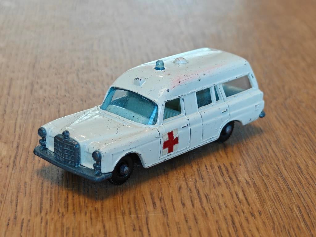 Matchbox Mercedes Binz Ambulance, Ophalen of Verzenden, Zo goed als nieuw, Auto