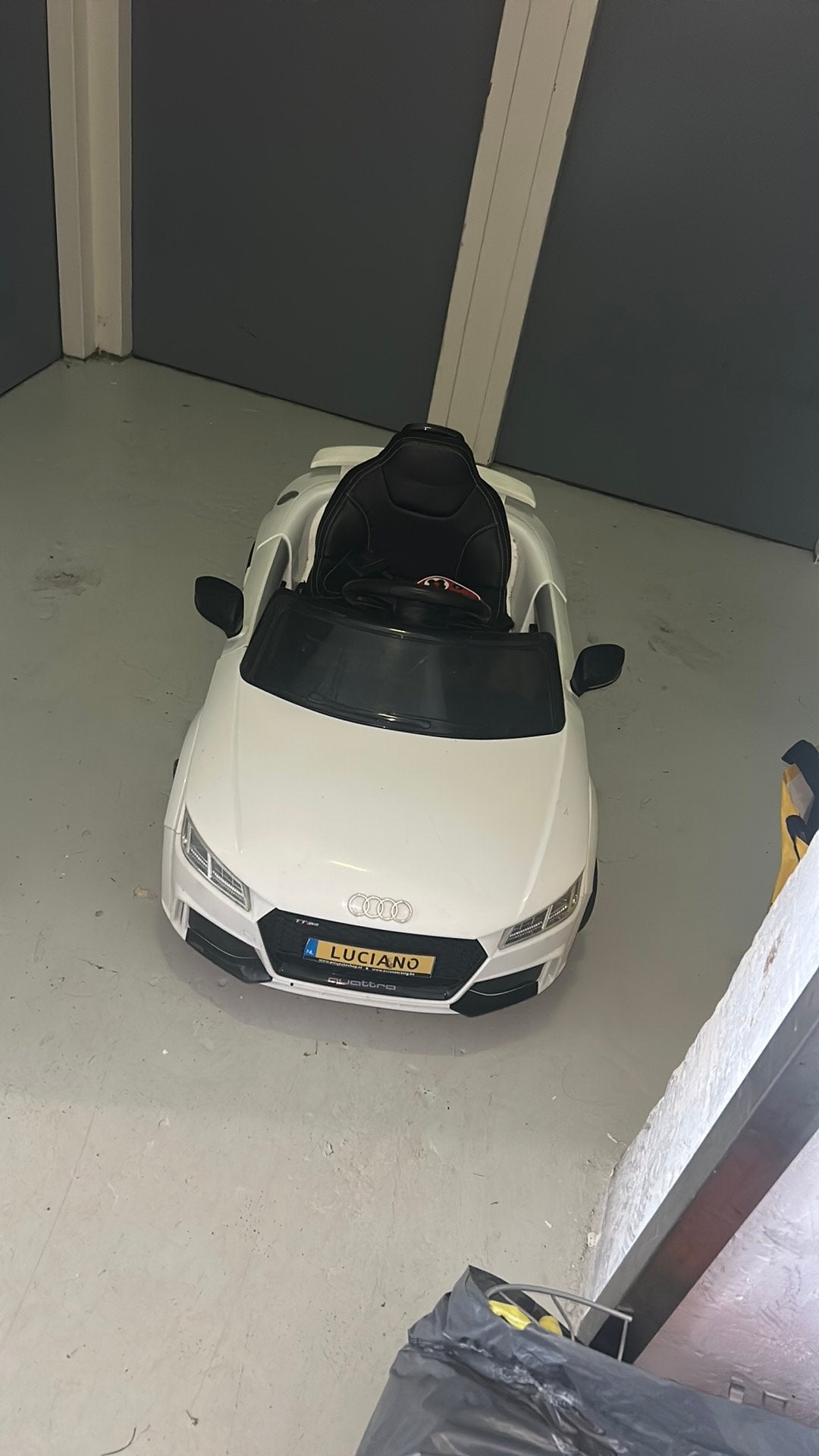 Kinder auto, Zo goed als nieuw