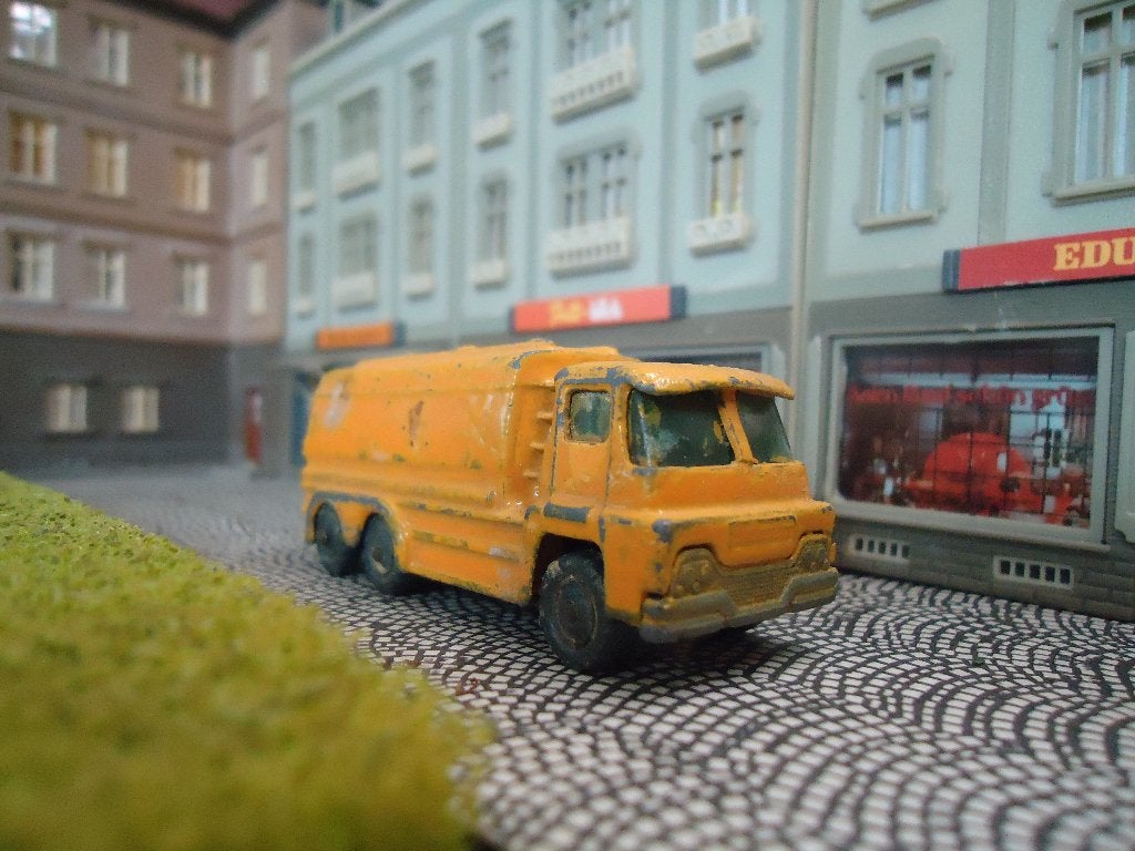 +/- 1:100 Guy Warrior - Husky Nr.37 met hoekige tank repaint, Ophalen of Verzenden, Gebruikt, Auto