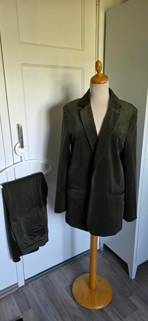 Donkergroen fluwelen damespak van YAYA (jasje 40, broek 42), Kleding | Dames, Geen idee, Ophalen of Verzenden, Zo goed als nieuw