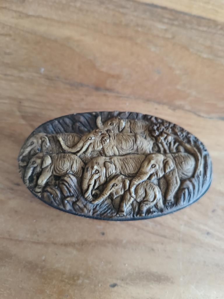 Houten bakje met op de deksel verschillende olifanten boom, Ophalen of Verzenden