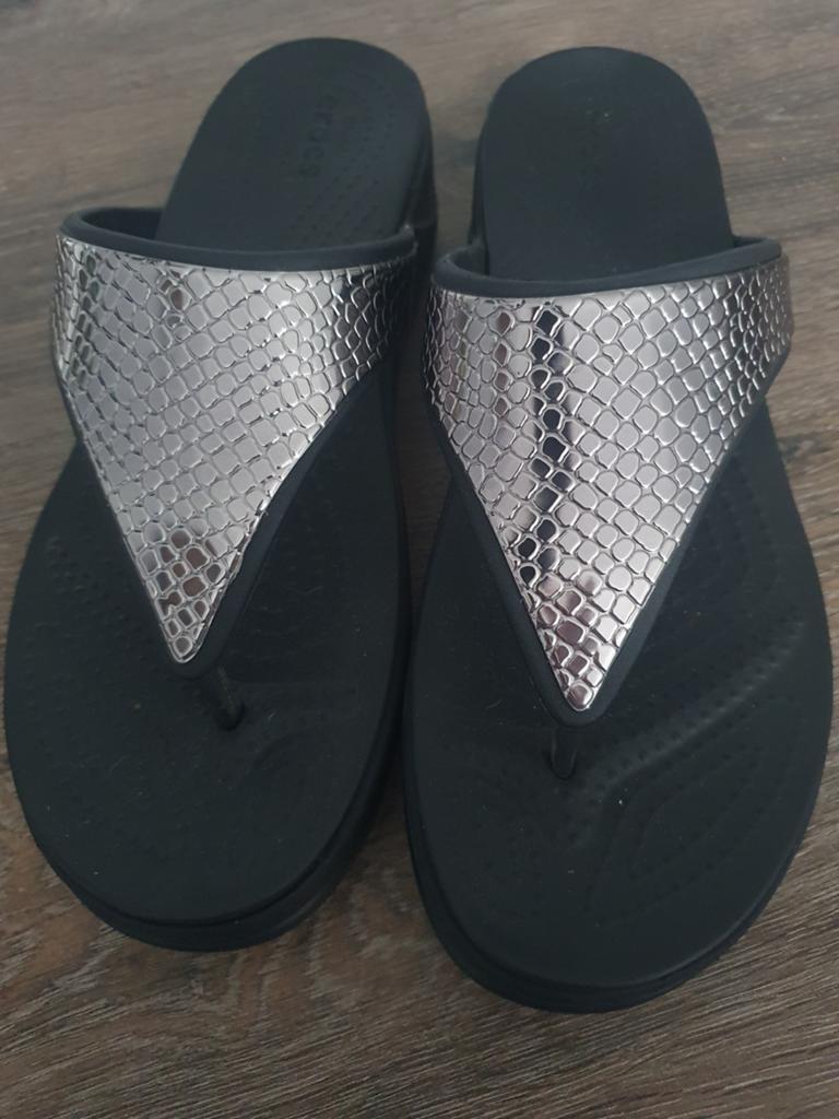 Nieuwe Crocs teenslippers mt 42 zilver/zwart, Slippers, Zwart, Nieuw, Ophalen of Verzenden