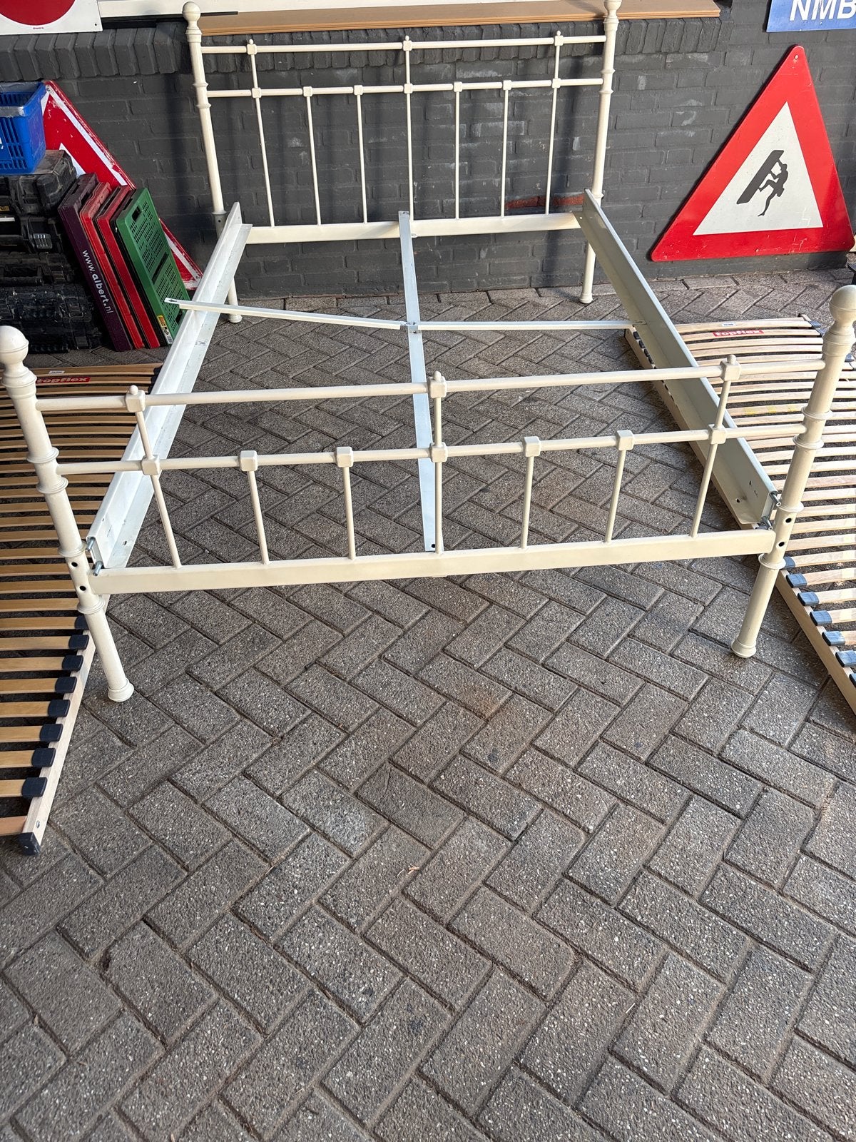 Vintage metal bedframe met lattenbodems, Gebruikt, Tweepersoons, Metaal, 140 cm