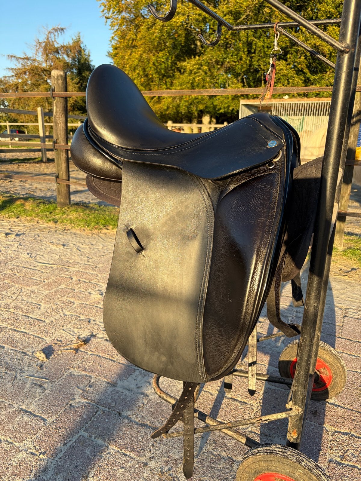 KM deluxe dressage zadel, 17,5 inch, medium/wide boom., Ophalen, L (17.5 inch), Gebruikt, Dressuur