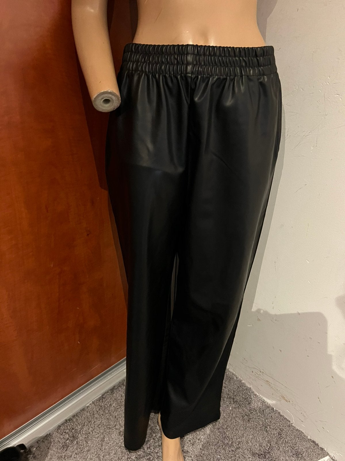 OYSHO  broek vegan leer maat L nieuw, Zwart, Maat 42/44 (L), Ophalen of Verzenden, Zo goed als nieuw