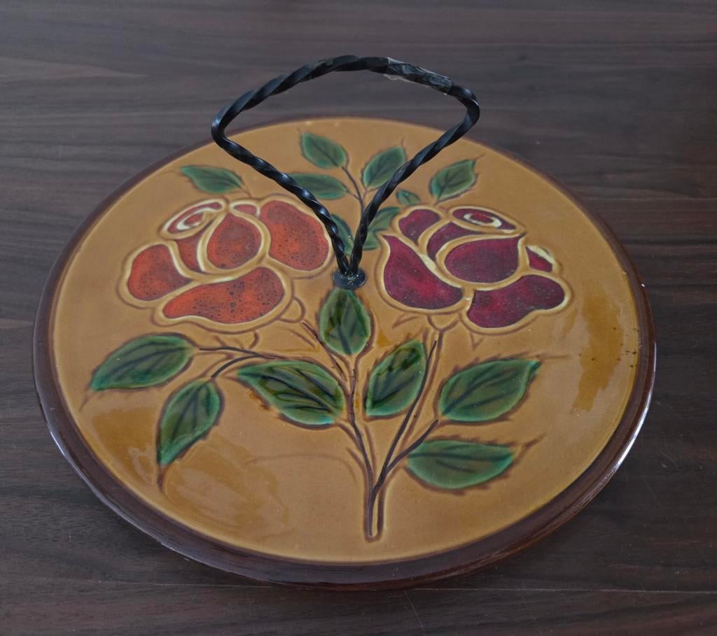 Vintage Vallauris schaal met rozenmotief en metalen handvat, Ophalen of Verzenden