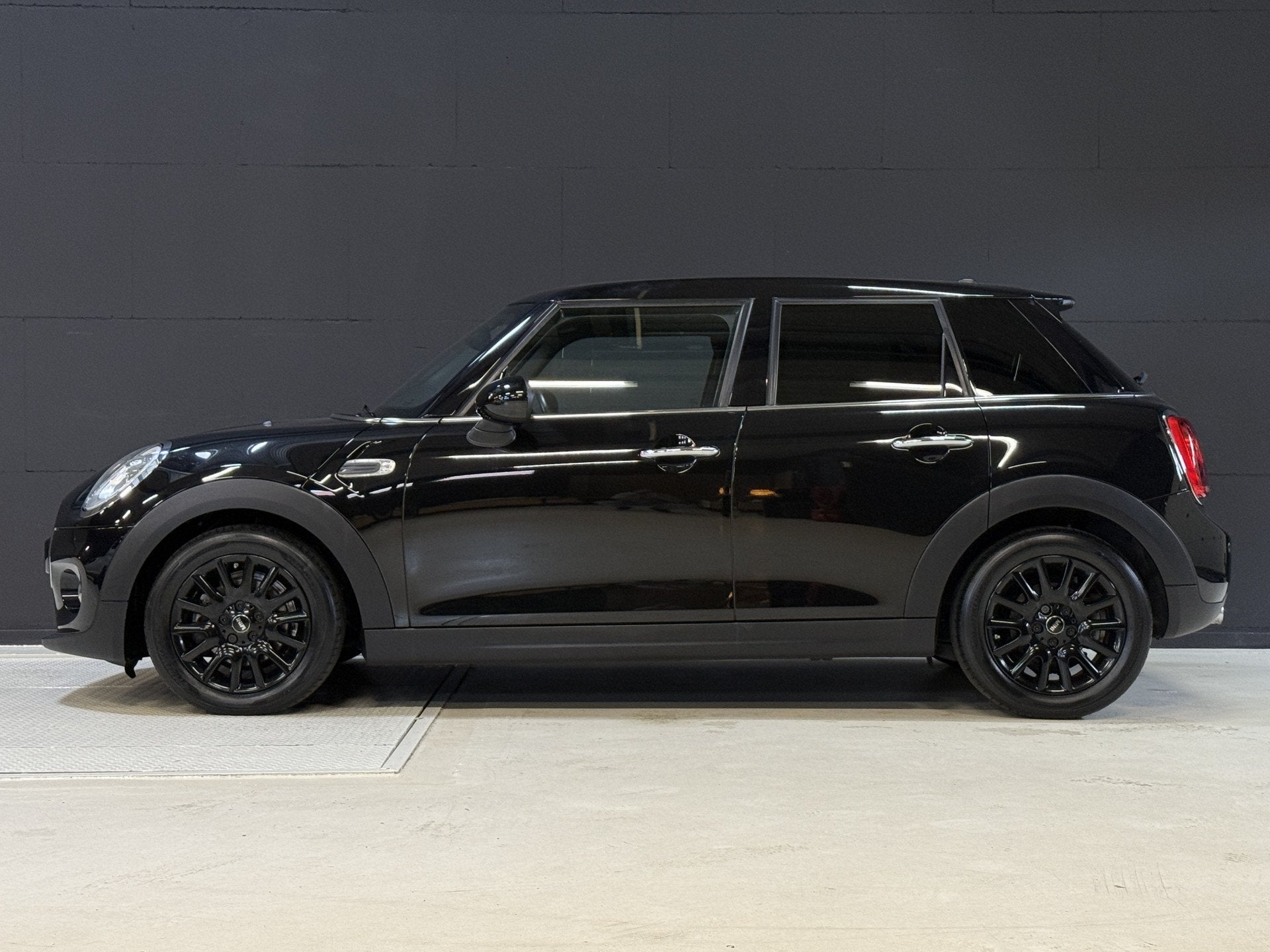 MINI 5-deurs 1.5 Cooper Chili Serious Business | Stoelverwar, Auto's, 136 pk, Gebruikt, Leder en Stof, Bedrijf