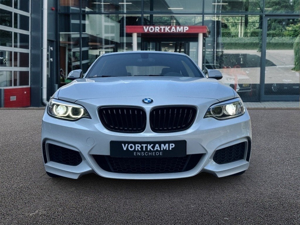 Bmw 2-SERIE 218i M-PAKKET NAVI/LEDER/CRUISE/PDC/STOELVERW, Auto's, BMW, 680 kg, Met garantie (alle), 4 stoelen, Wit