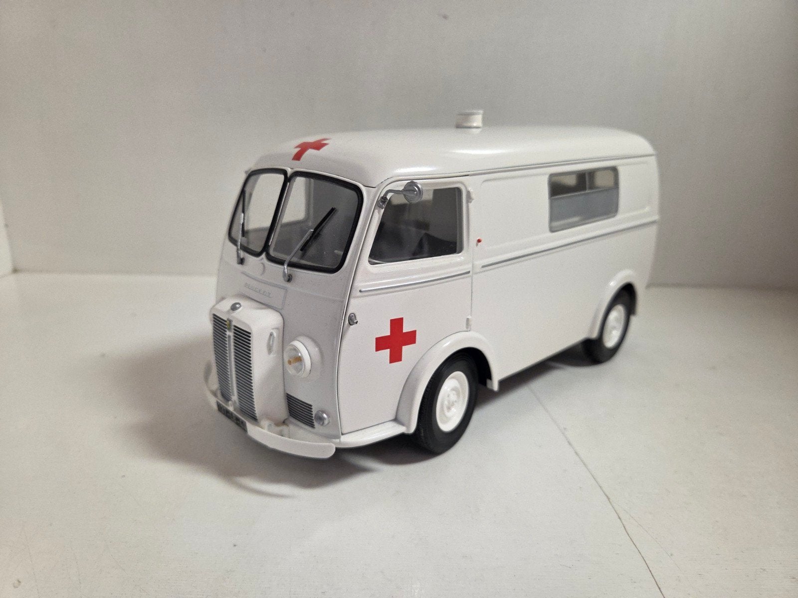 Norev Peugeot D4B Ambulance 1:18, Hobby en Vrije tijd, ., Norev, Ophalen of Verzenden, Zo goed als nieuw