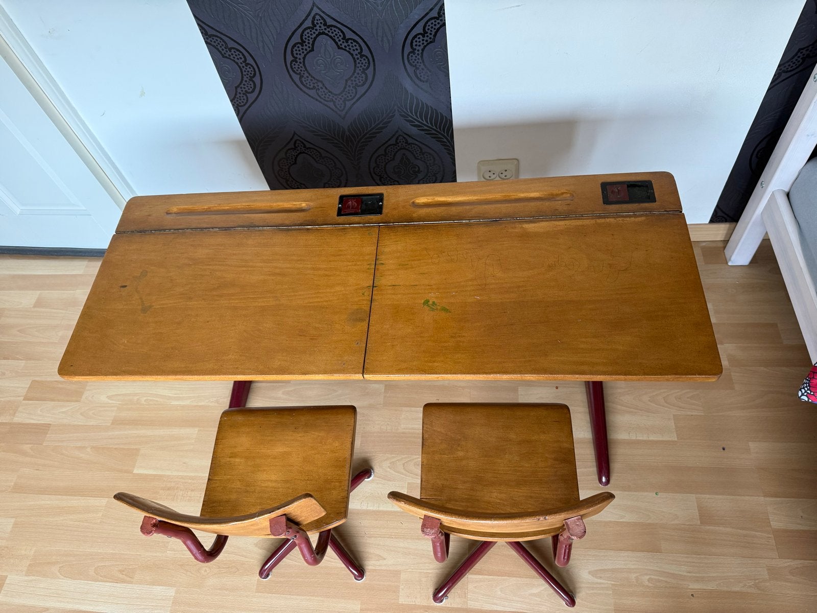 Vintage kinderbureau met 2 stoelen - Jaren '60 schoolset, Ophalen, Gebruikt, Hout, Kinderbureau