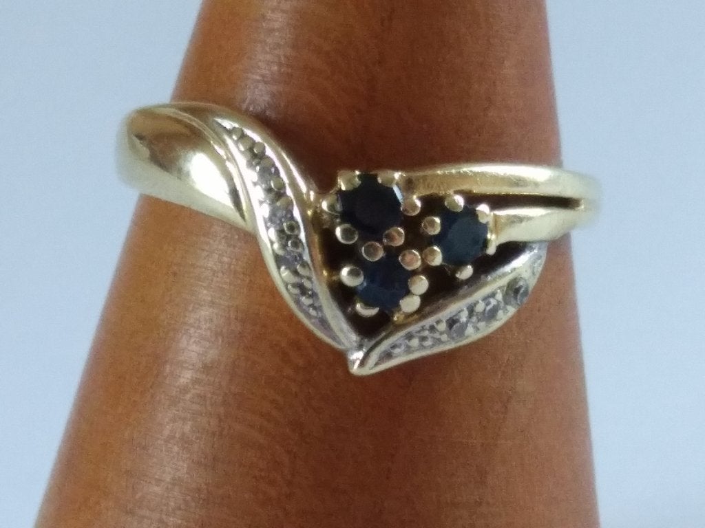 gouden RING, maat 16 3/4 met 3 bl. Safieren en 6 Diamantjes, Ophalen of Verzenden, Met edelsteen, Dame, Goud