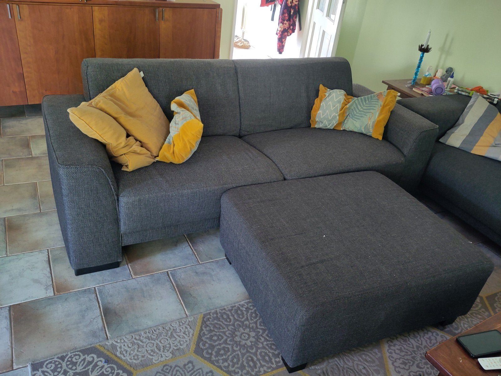 gratis; Grijze banken met poef - Ophalen 16 of 17 oktober, Ophalen, 250 tot 300 cm, Gebruikt, Hoekbank