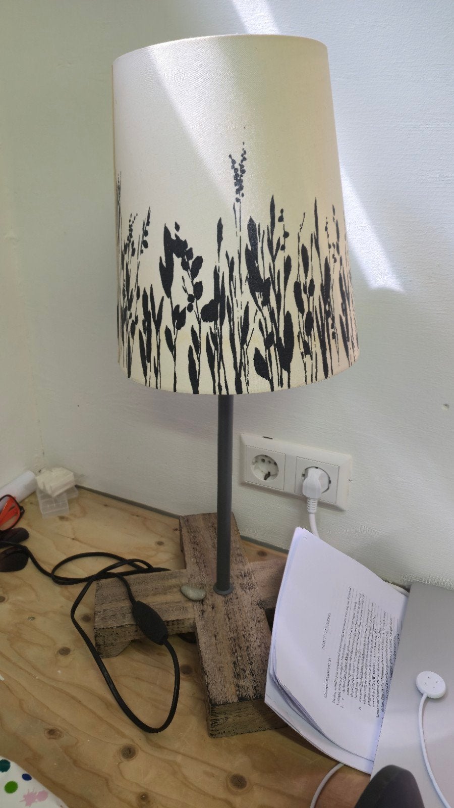 Unieke Tafellamp met Houten Voet en Botanische Kap Desk Lamp, Gebruikt, 50 tot 75 cm, Ophalen of Verzenden, Modern, Landelijk, Botanisch