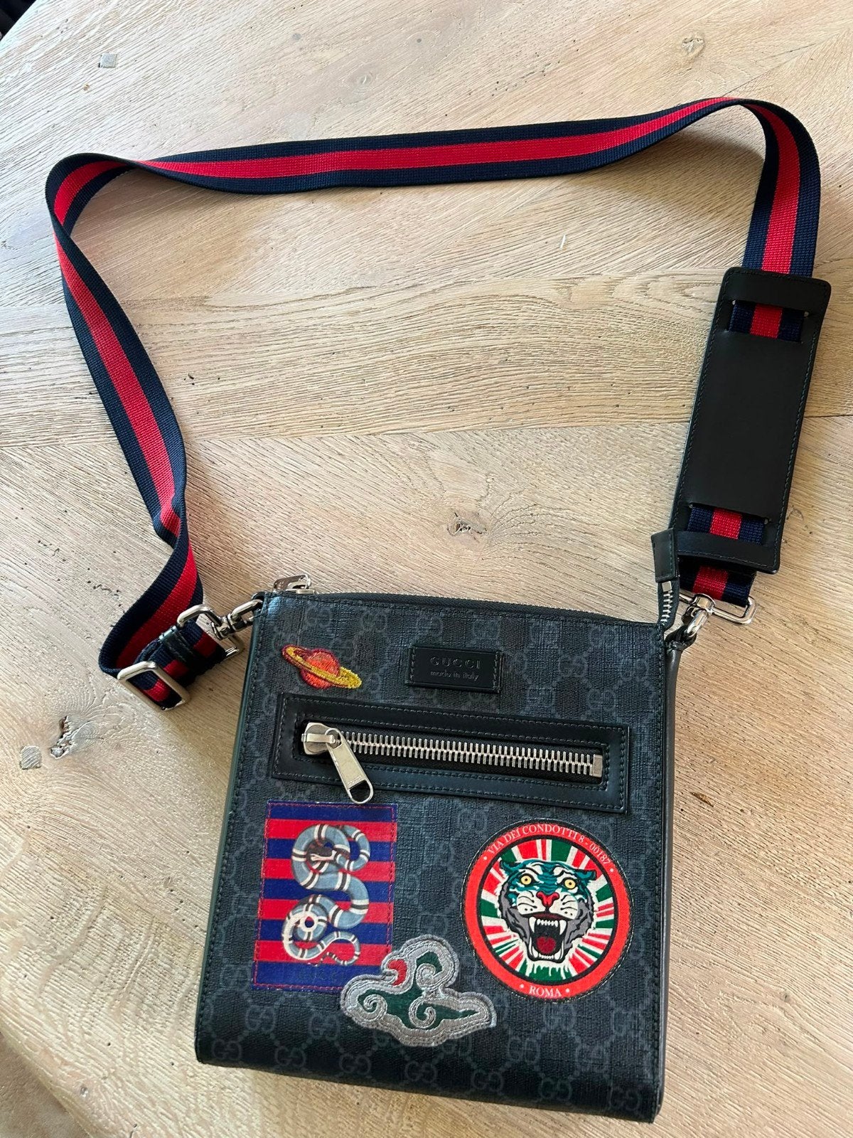 Gucci herentas, Ophalen, Zwart
