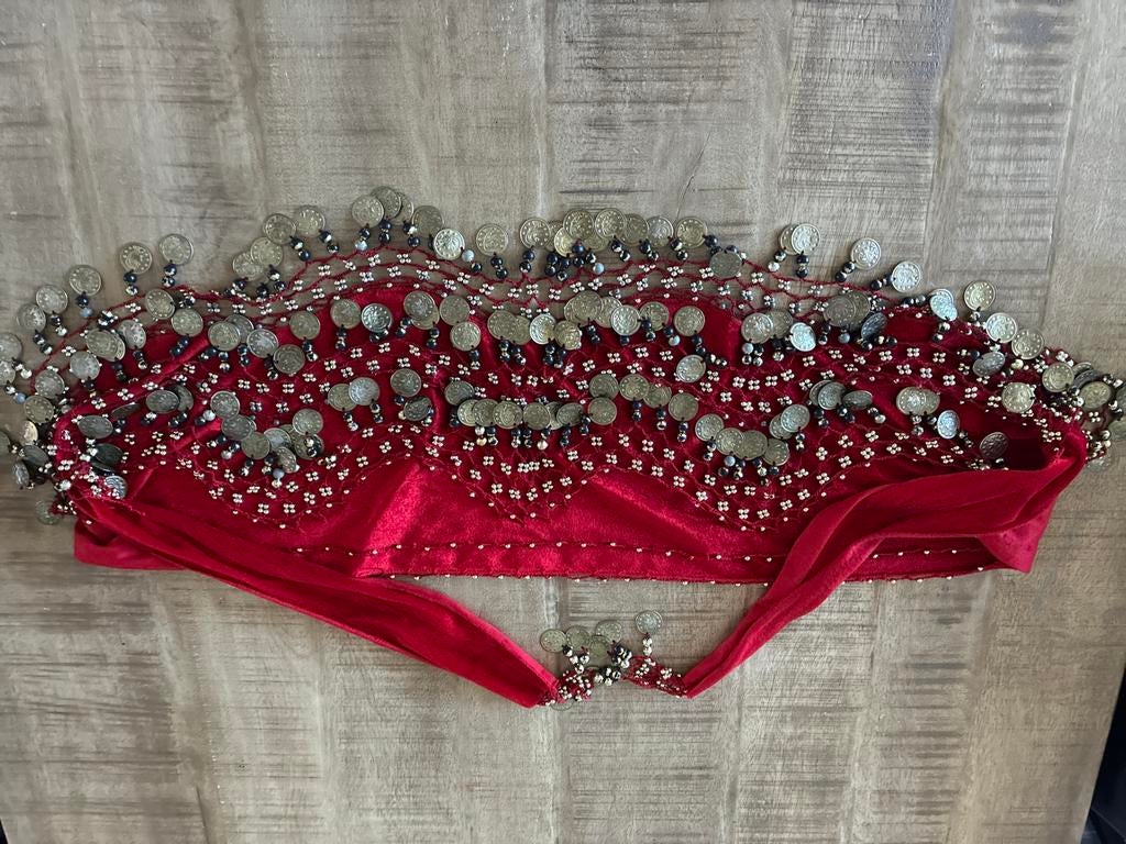 Buikdans belt,  rood fluweel met koperkleurige muntjes, Ophalen of Verzenden, Zo goed als nieuw