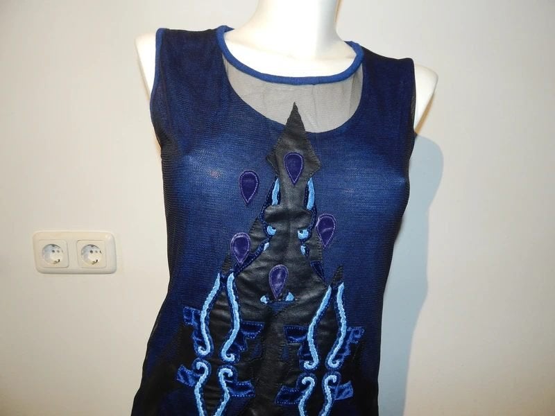 Save the Queen top blauw leder look sier werk M, Maat 38/40 (M), Save the Queen, Zo goed als nieuw, Zonder mouw