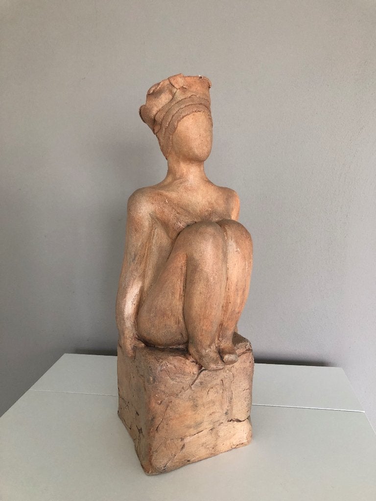 beeld/sculptuur klei op sokkel - vruchtbaarheidsbeeld -, Antiek en Kunst, Kunst | Beelden en Houtsnijwerken, Natuurlijk materiaal