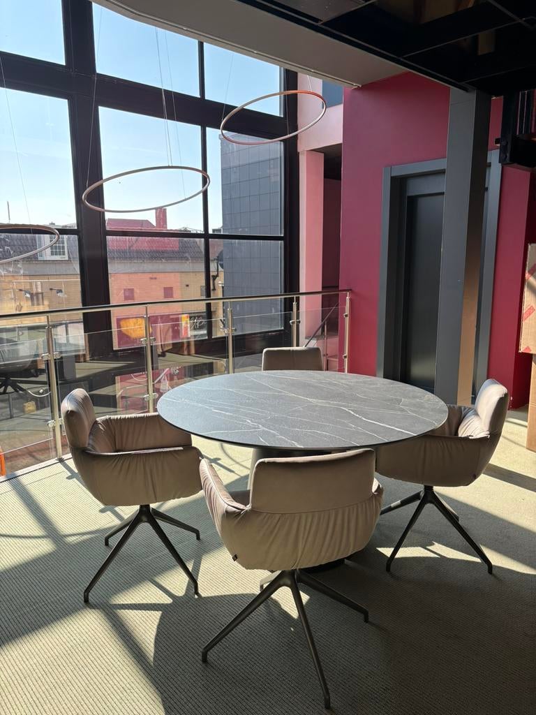 KFF Faye eetkamerstoelen rawhide leer & stervoet LP €1.600,-, Huis en Inrichting, Stoelen, Info@micheldethouars.nl, Nieuw, Ophalen of Verzenden