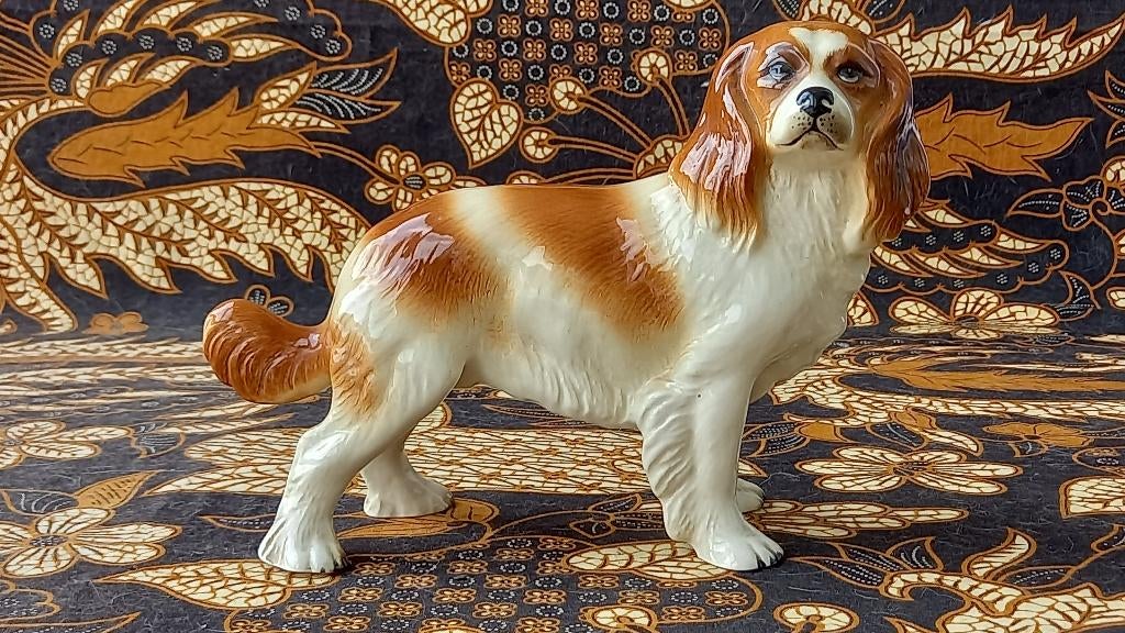 Oud beeldje uit Engeland van een King Charles spaniel 21 cm., Antiek en Kunst, Ophalen of Verzenden