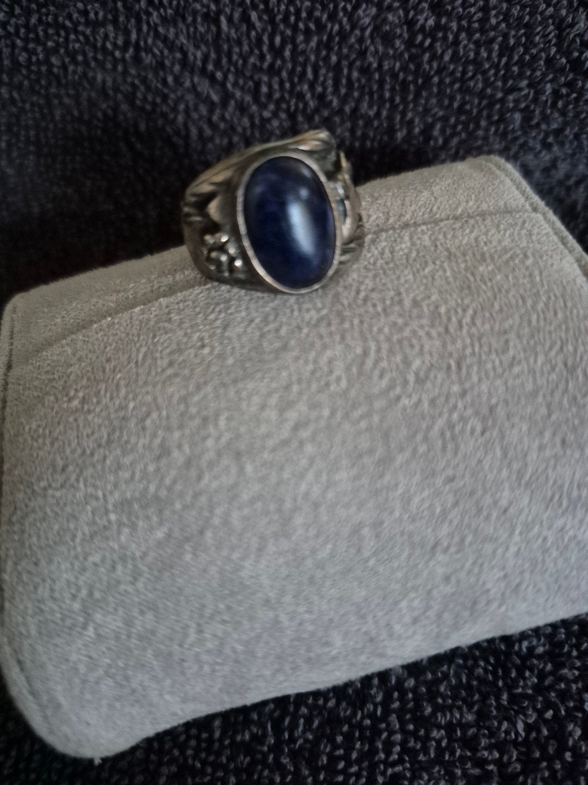 Zilveren ring met donkerblauwe edelsteen, 18 tot 19, Gebruikt, Ophalen of Verzenden, Dame of Heer