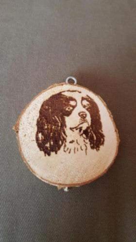 Rond houten plaatje met een cavalier king charles spaniël ., Verzenden, Nieuw, Hond of Kat, Overige typen