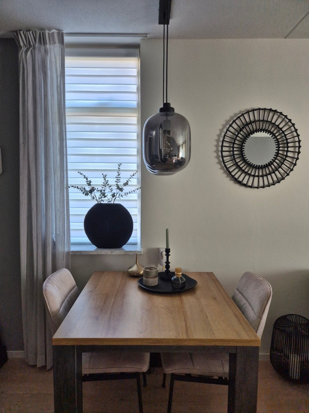 Eettafel met houten blad en donkere poten, 100 tot 150 cm, Modern, Scandinavisch, Zo goed als nieuw, Minder dan 100 cm