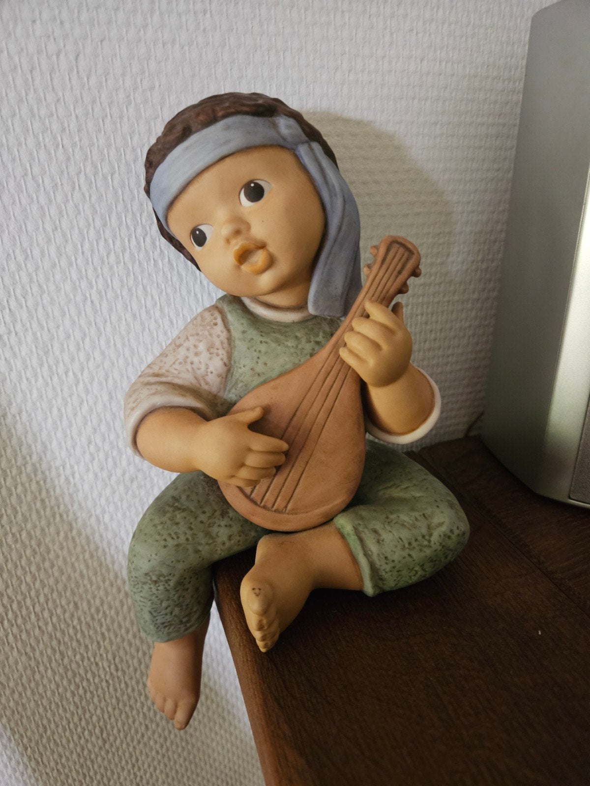 Goebel Nina & Marcos beeldje, jongen met luit, Ophalen of Verzenden