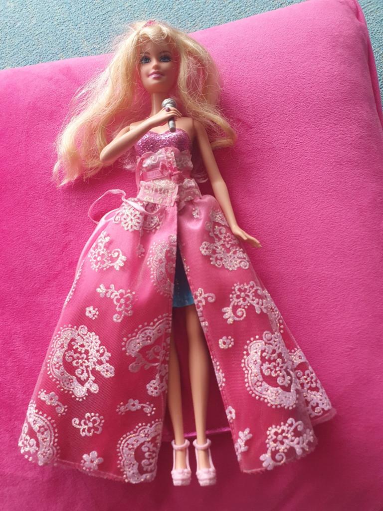 Zingende barbie Tori pop met roze jurk en microfoon, Ophalen of Verzenden, Pop