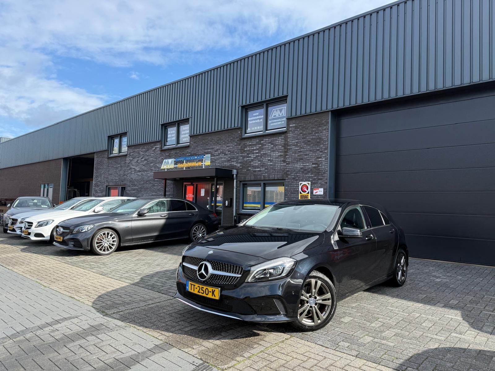 Mercedes-Benz A-klasse 160 AMG Night Edition | 1E EIGENAAR |, Auto's, Voorwielaandrijving, Gebruikt, 4 cilinders, Leder en Stof