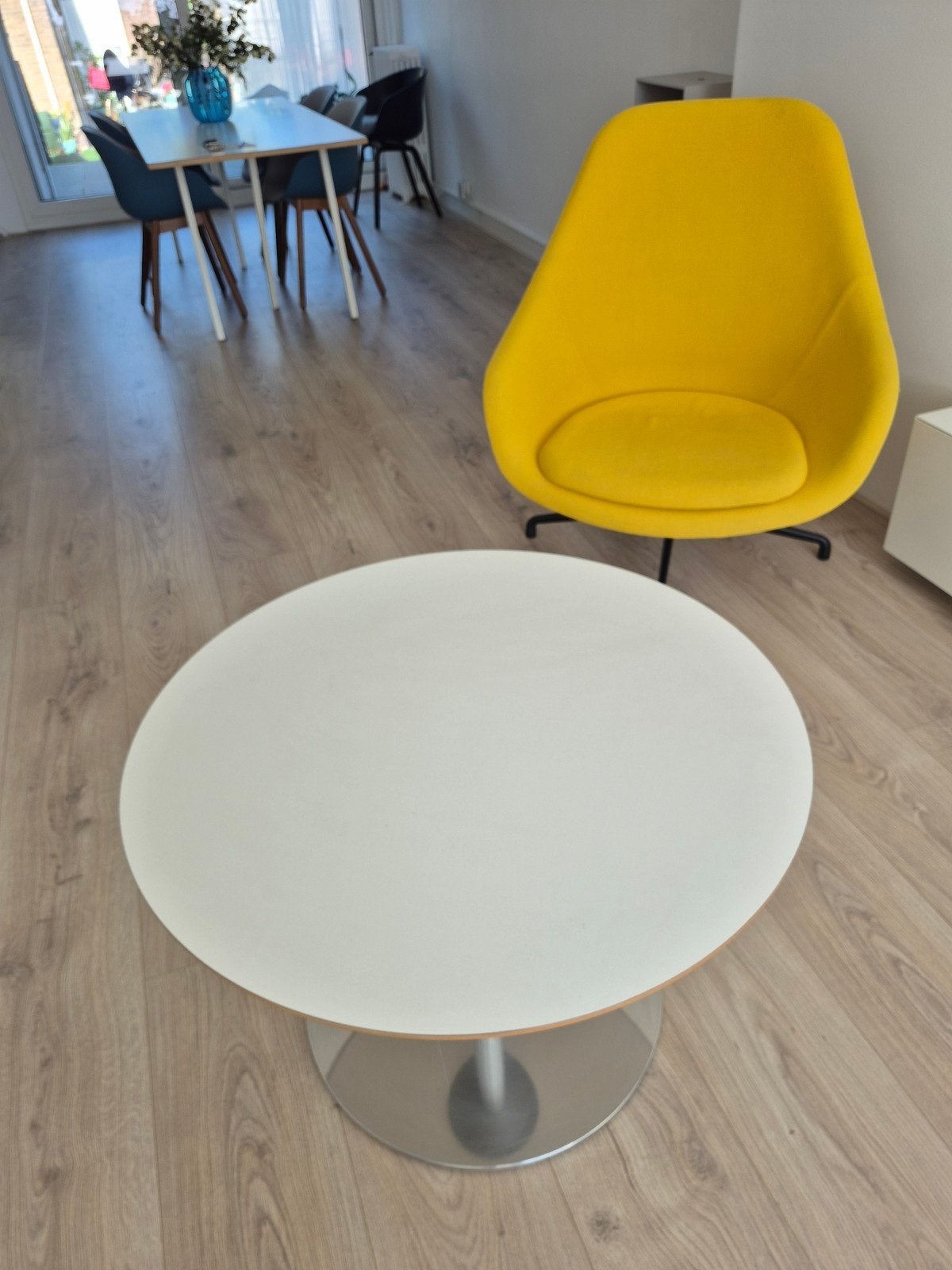 Artifort Lande Moderne ronde salontafel met metalen voet, 50 – 75, Gebruikt, 50 tot 100 cm, Rond