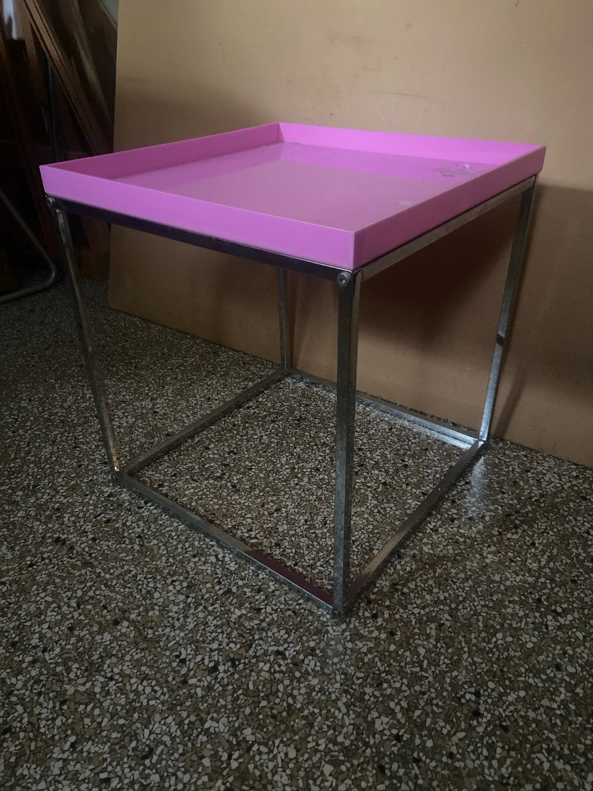 Roze bijzettafel met afneembaar dienblad, Huis en Inrichting, Minder dan 45 cm, Minder dan 55 cm, Gebruikt, Metaal of Aluminium