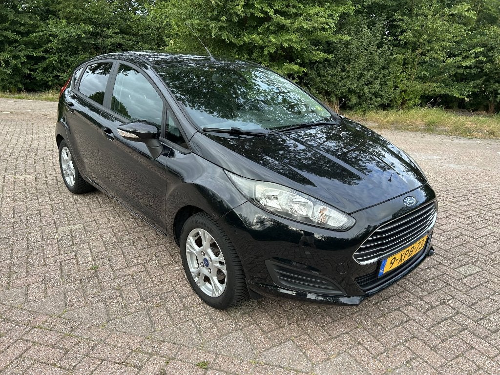 Ford Fiësta 1.0 74KW/100PK 5D 2014 Zwart | Nieuwe Riem, Auto's, Voorwielaandrijving, 40 €/maand, 100 pk, Handgeschakeld