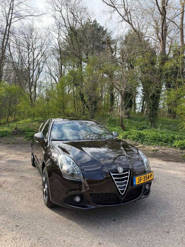 Alfa Romeo Giulietta 1.4 Turbo 2016 Zwart 68.000km, Auto's, 1280 kg, 4 cilinders, Zwart, Origineel Nederlands