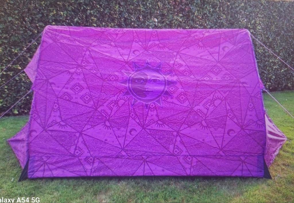 Tomorrowland tent inclusief 2 slaapzakken en luchtbed, Caravans en Kamperen, Ophalen of Verzenden, Zo goed als nieuw, Tot en met 2