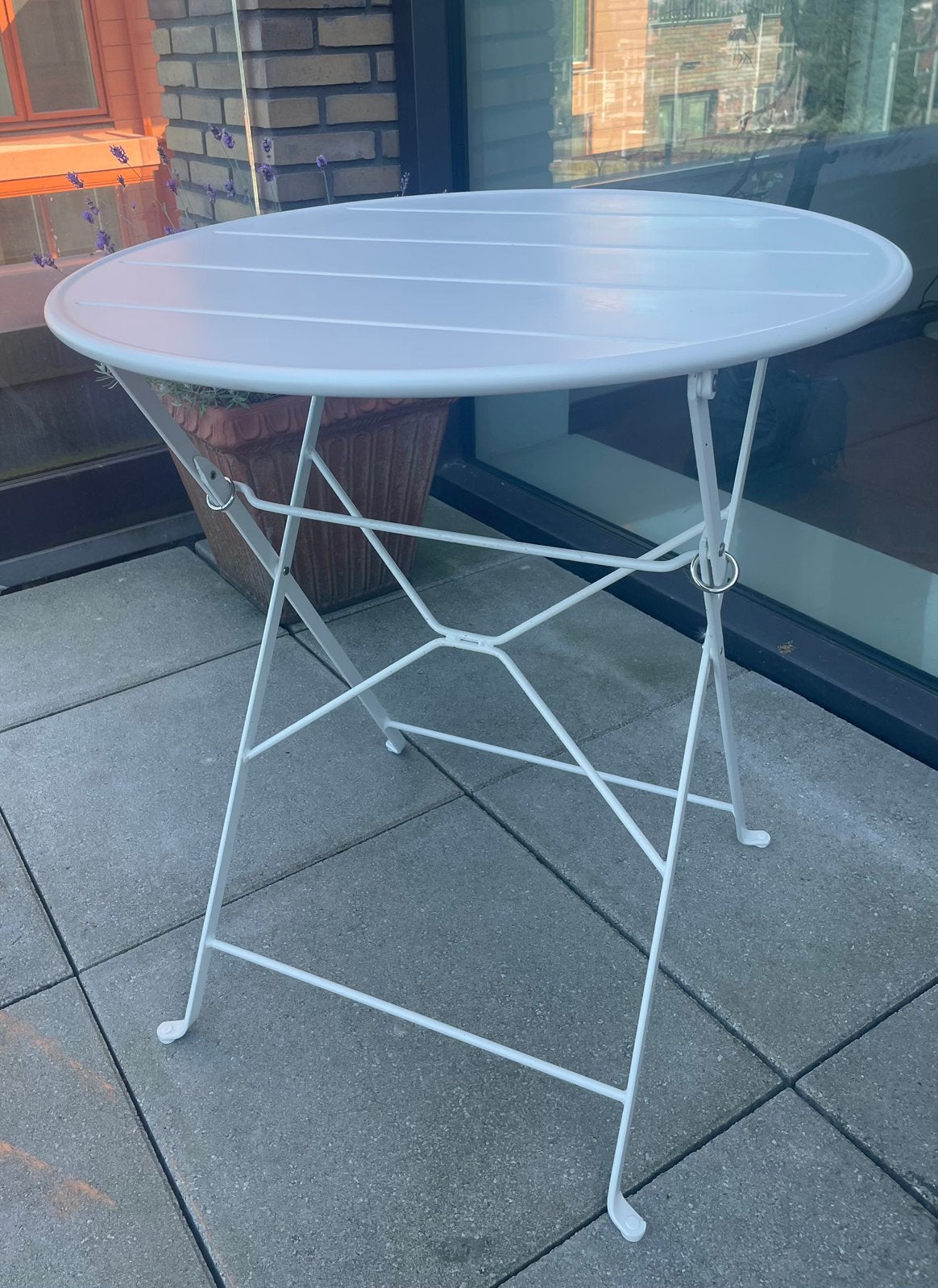 Tuintafeltje sidetable wit ecru staal Sundsö Ikea 65 cmø, Tuin en Terras, Tuinmeubel-accessoires, Zo goed als nieuw, Ophalen