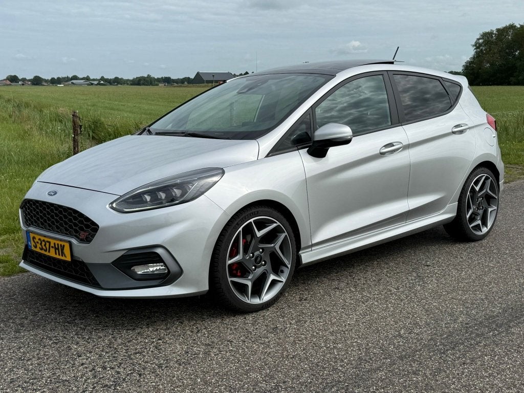 Ford Fiësta ST-3 | Recaro | Pano | B&O | Winterpak. | 73DKM, Voorwielaandrijving, Zwart, Parkeerassistent, 1183 kg