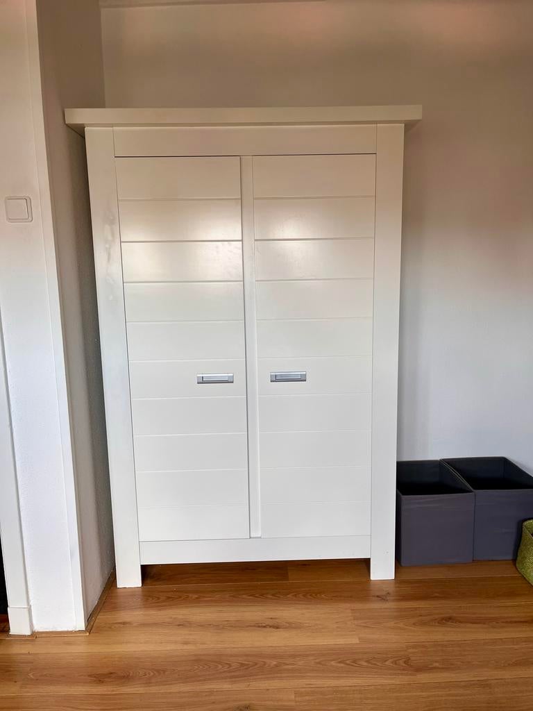 Stevige witte kinderkledingkast met hangdeel en legplanken, Ophalen, 100 tot 150 cm, Zo goed als nieuw, 150 tot 200 cm