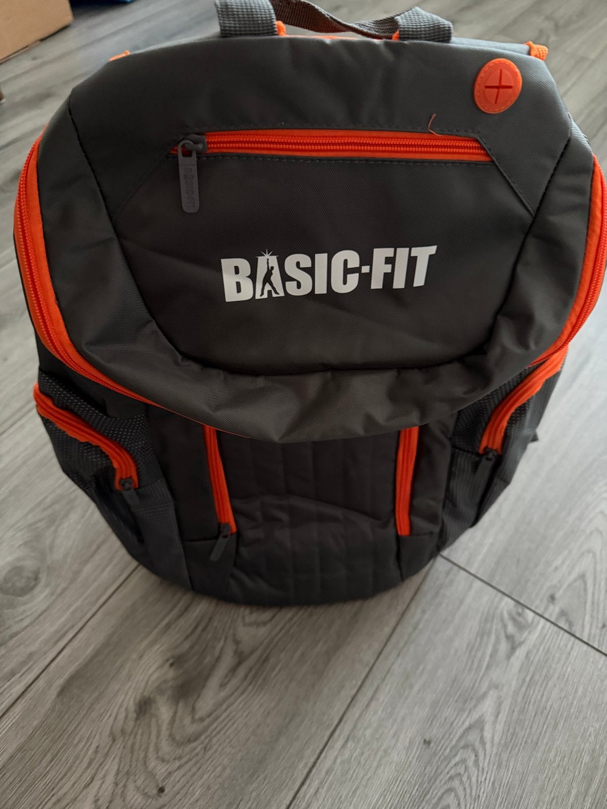 Basic-Fit Rugzak - Grijs/Oranje, Sieraden, Tassen en Uiterlijk, Tassen | Rugtassen, Ophalen, Nieuw, 25 tot 40 cm, Overige merken