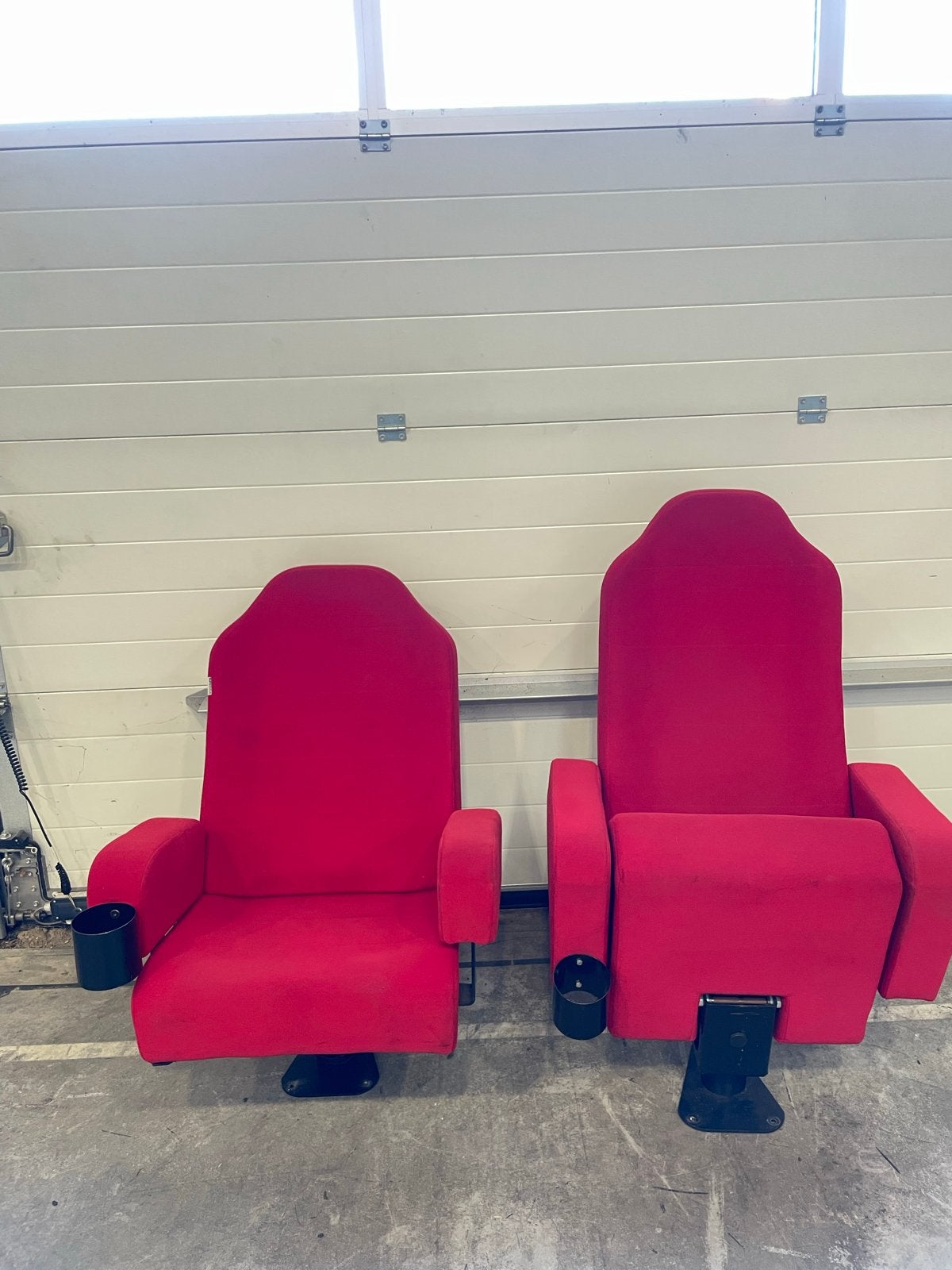 Twee rode bioscoopstoelen met bekerhouders, Ophalen, Gebruikt, Twee, Stof