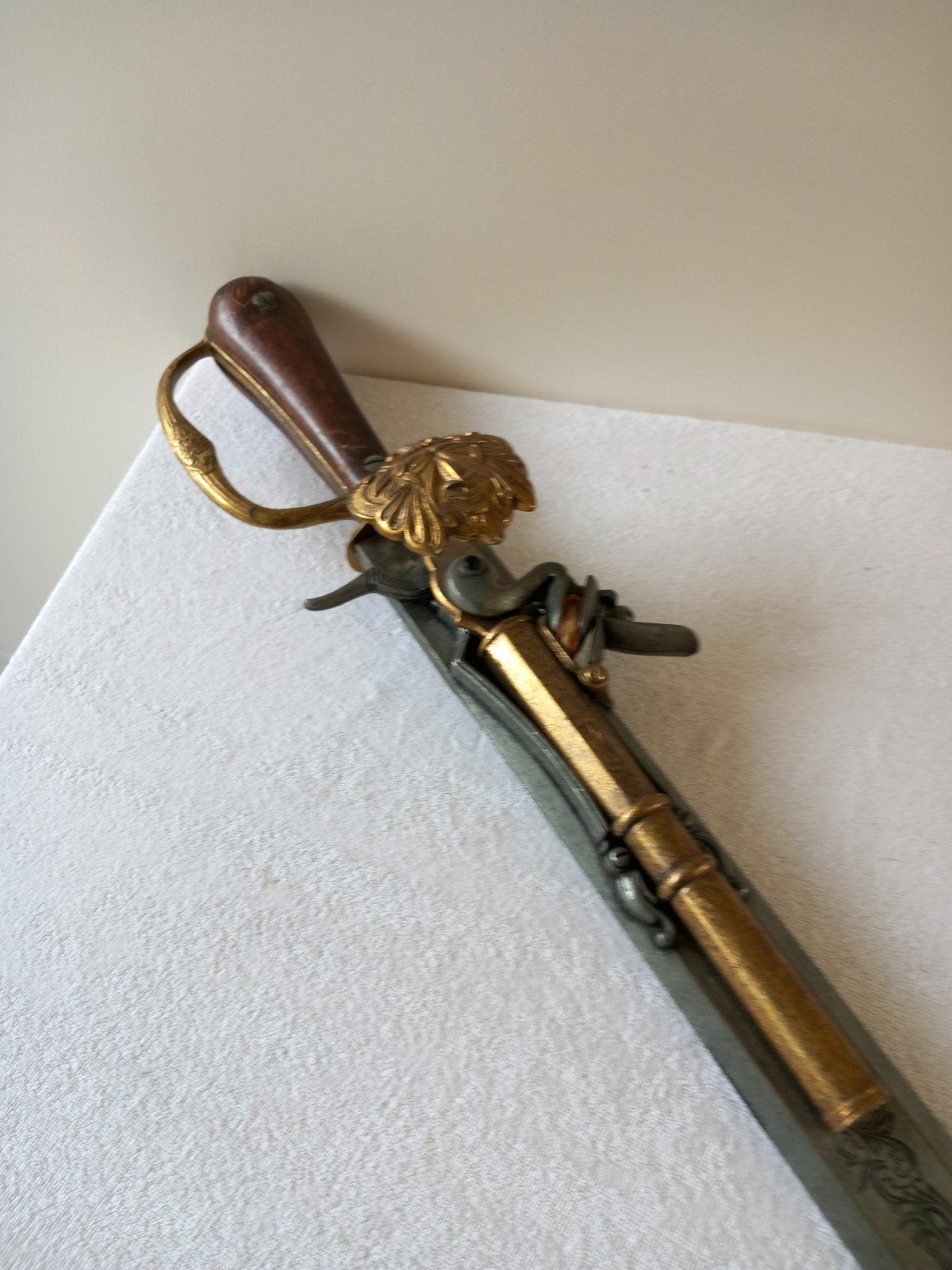 Antiek decoratief zwaard met leeuwenkop en pistool, Ophalen of Verzenden