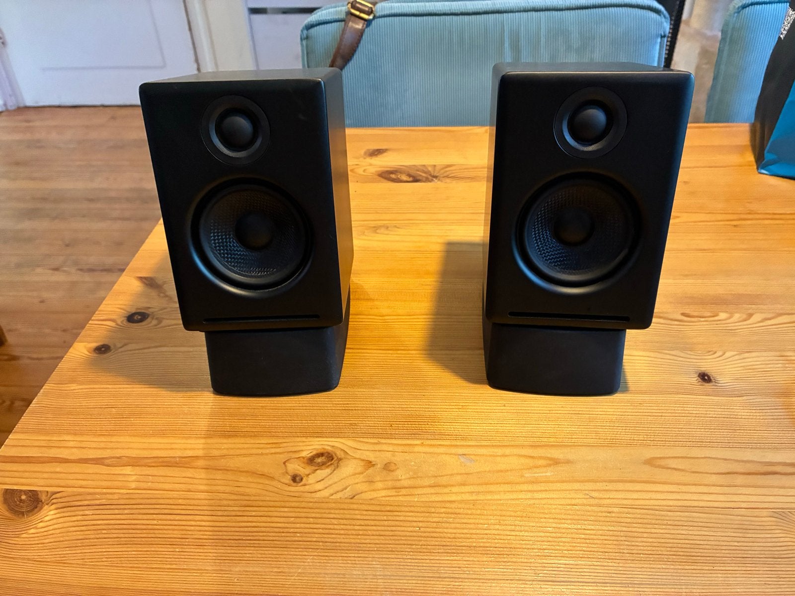 Audioengine A2+ speakerset + standaarden - Zwart, Audio, Tv en Foto, Luidsprekers, Overige merken, Inclusief kabels, Ophalen of Verzenden