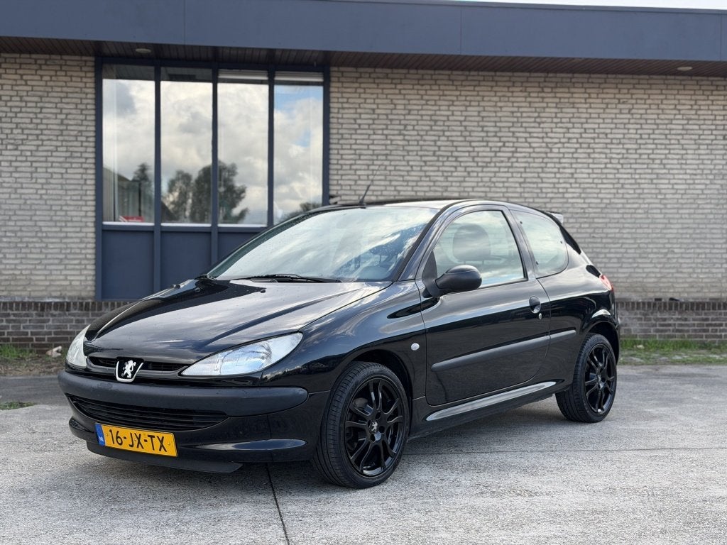 Peugeot 206 1.4 XR (bj 2002), Auto's, 31 €/maand, 4 cilinders, Zwart, Origineel Nederlands
