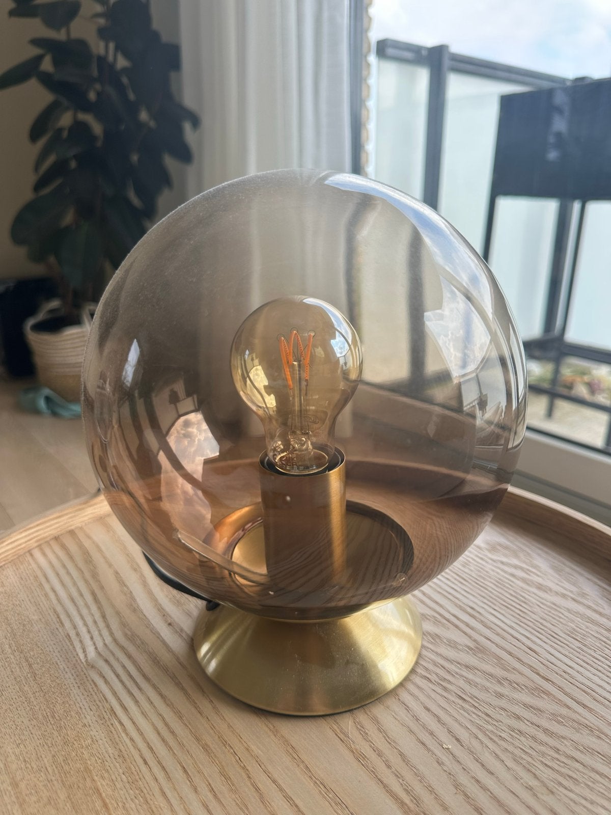 Moderne tafellamp met glazen bol en messing voet, Ophalen, Zo goed als nieuw, Glas, Minder dan 50 cm