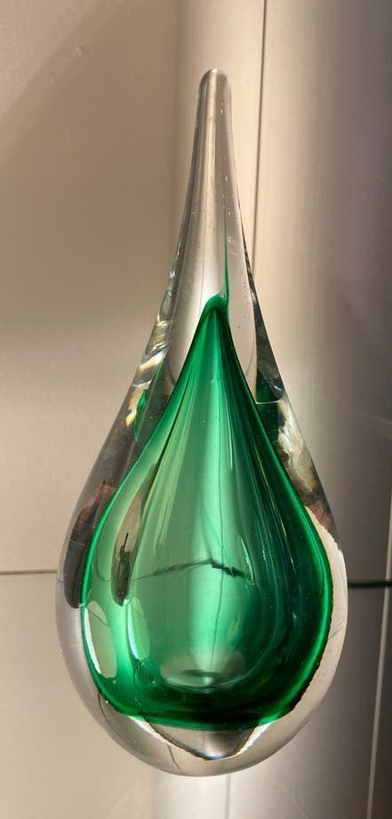 15 cm hoog Glazen sculptuur in druppelvorm met groene kern, Ophalen of Verzenden