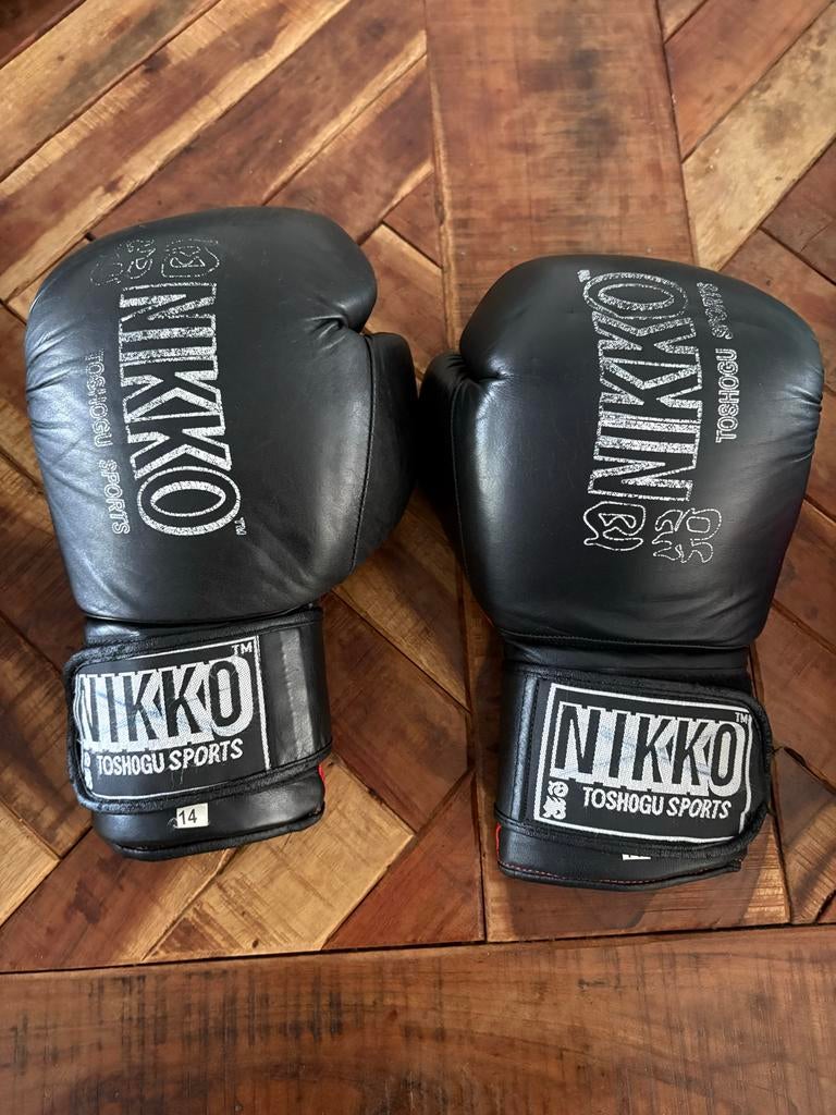 Nikko Bokshandschoenen Maat 14 - Zwart/Rood, Ophalen of Verzenden, Zo goed als nieuw